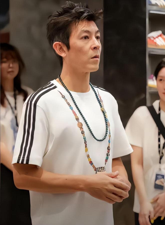 陈冠希参加活动状态差，皮肉下垂皱纹明显，网友感叹不如谢霆锋