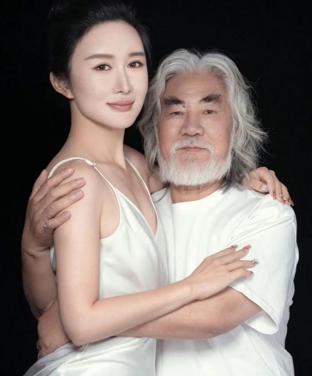 彻底不装了？74岁张纪中遭小31岁娇妻嫌弃，网友：老夫少妻的残酷