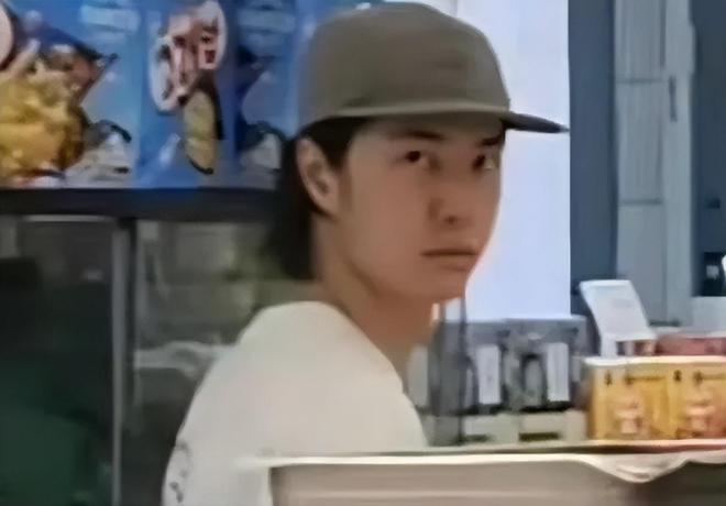 王一博海外行踪成谜，逛唐人街超市被偶遇，身边女生神似綦美合