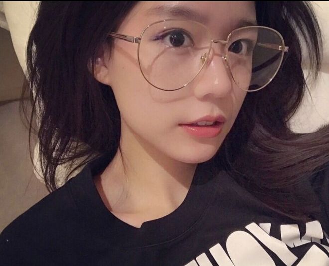 王一博海外行踪成谜，逛唐人街超市被偶遇，身边女生神似綦美合