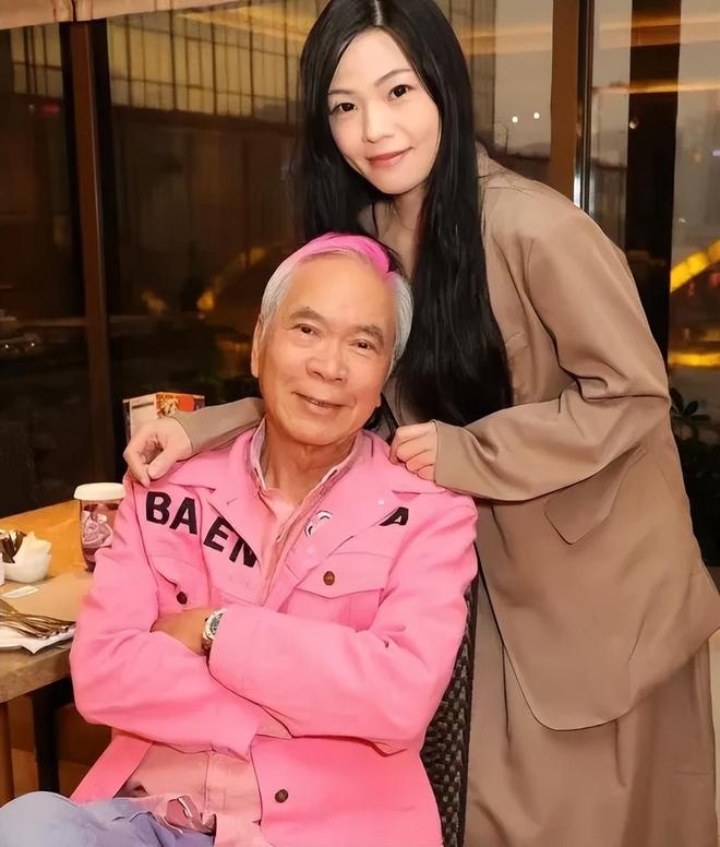 TVB老戏骨辟谣小37岁女友失踪，称其正在忙事业，女方背景遭质疑