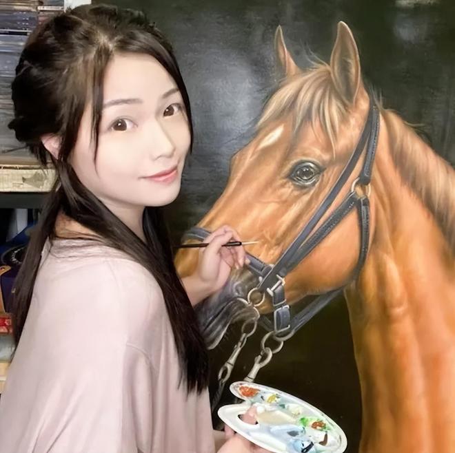TVB老戏骨辟谣小37岁女友失踪，称其正在忙事业，女方背景遭质疑