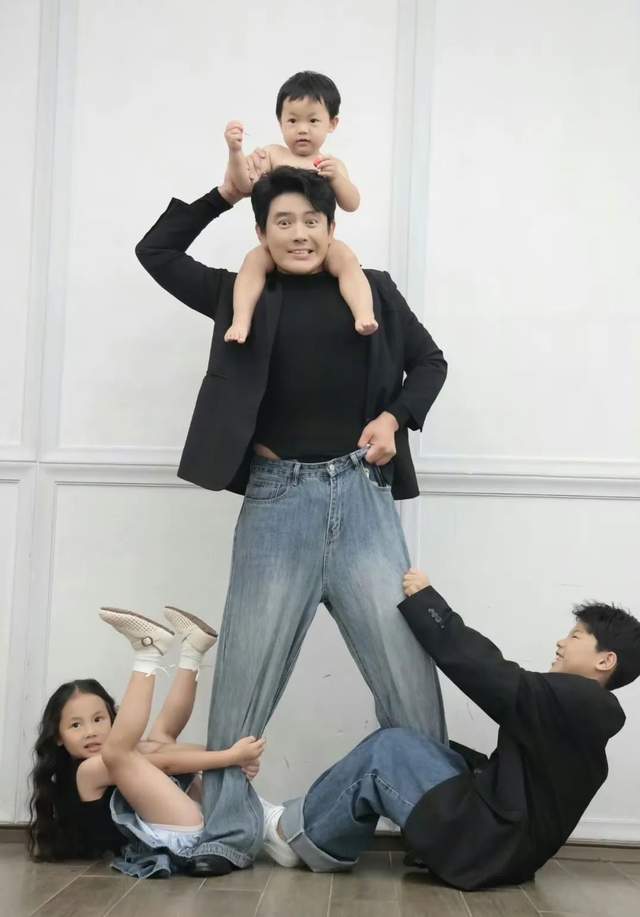 大学同学自曝曾暗恋董璇四年，网友：长这么帅，比前任现任都强！