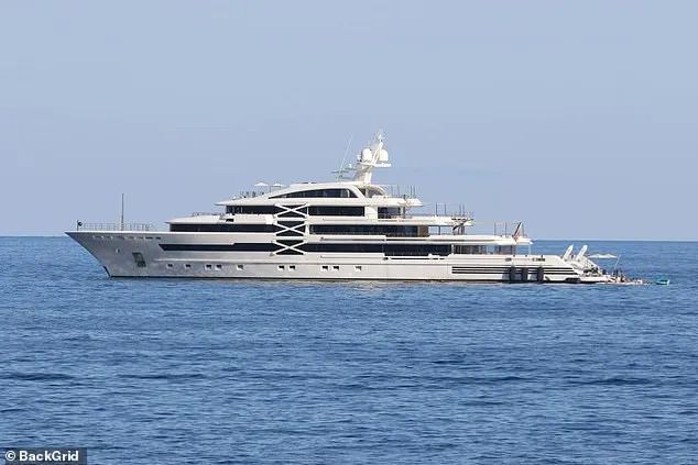 贝克汉姆父子海上“对峙”！大布乘岳父8500万镑壕艇碾压老爹“家庭号”，家族再陷冰点！