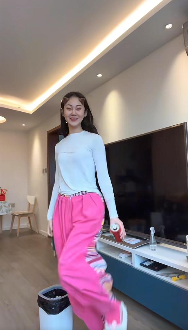 郑恺小姨子不忍了！回应在姐夫家蹭吃蹭住，8万买包事件真相大白