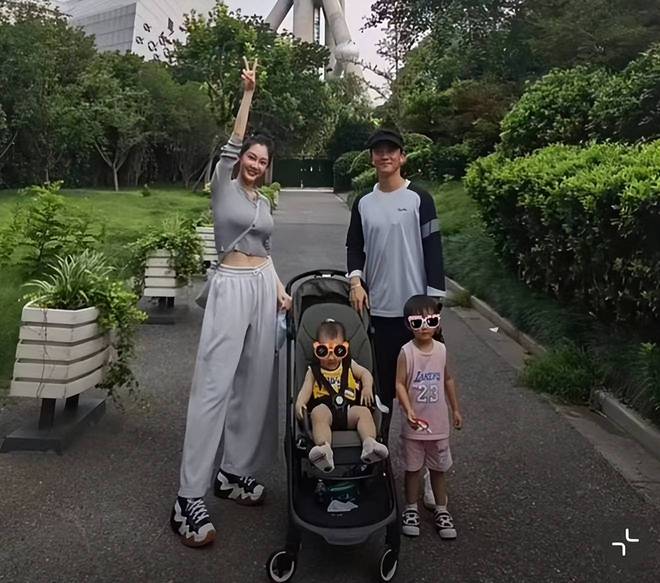 小姨子花8万买包？停用丈母娘亲属卡？郑恺回应了，小姨子不忍了