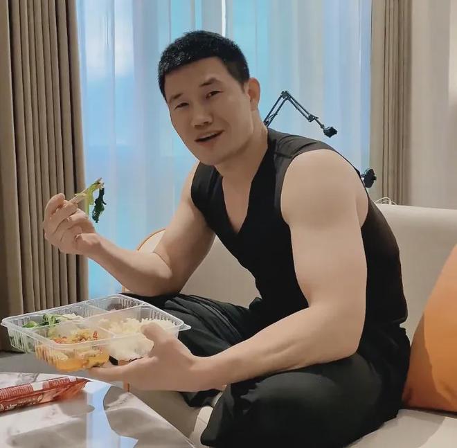 反诈老陈终究是输了，直播间刚开播就被封，认错喊话嘎子高抬贵手