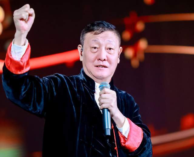 57岁韩磊出轨致小三怀孕！妻子牺牲事业换来背叛，本人疯狂捂嘴