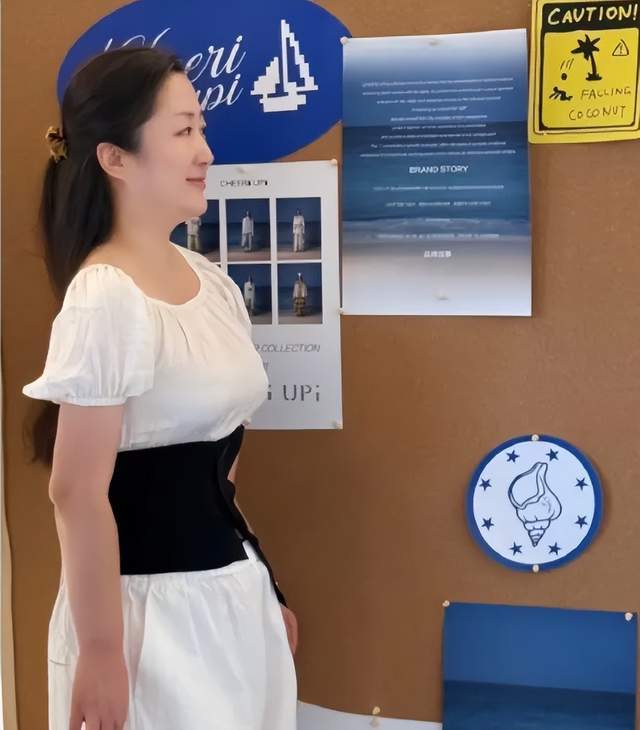 57岁韩磊出轨致小三怀孕！妻子牺牲事业换来背叛，本人疯狂捂嘴