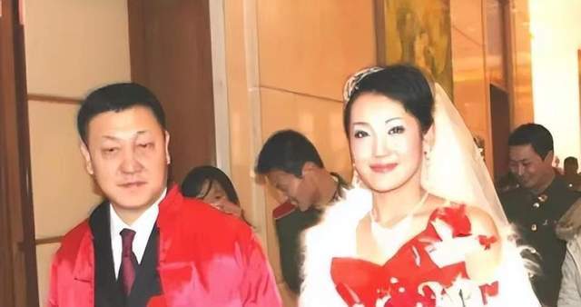 57岁韩磊出轨致小三怀孕！妻子牺牲事业换来背叛，本人疯狂捂嘴