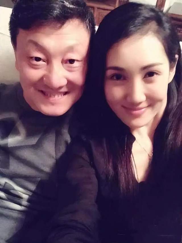 57岁韩磊出轨致小三怀孕！妻子牺牲事业换来背叛，本人疯狂捂嘴