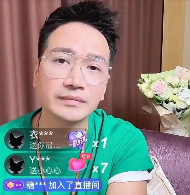 何晟铭又玩活？直播自曝我叫白月光，大方蹭流量，数钱到手软