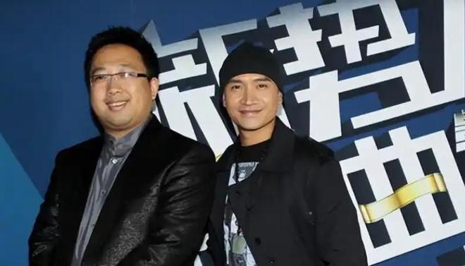 何晟铭又玩活？直播自曝我叫白月光，大方蹭流量，数钱到手软