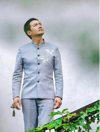 何晟铭又玩活？直播自曝我叫白月光，大方蹭流量，数钱到手软