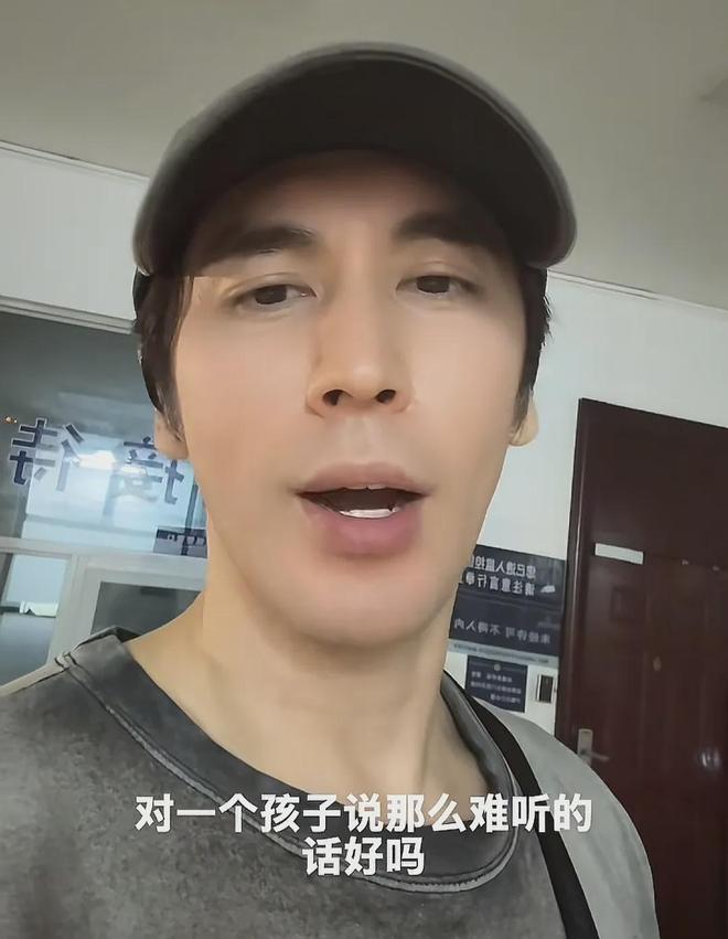 张伦硕声援风波升级！把抵制毒贩模糊成网暴，钟丽缇评论区沦陷