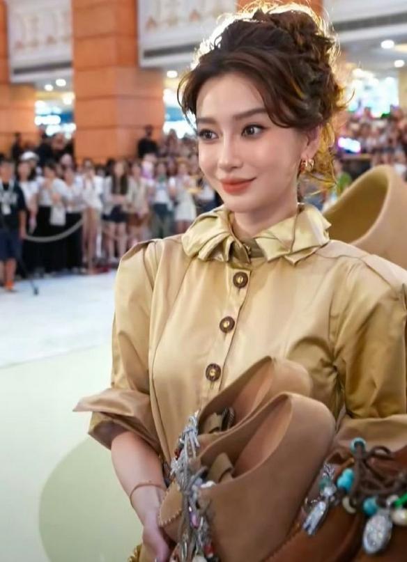 杨颖近照状态你给打几分？复古又时尚，华贵又俏皮，美到粉丝词穷