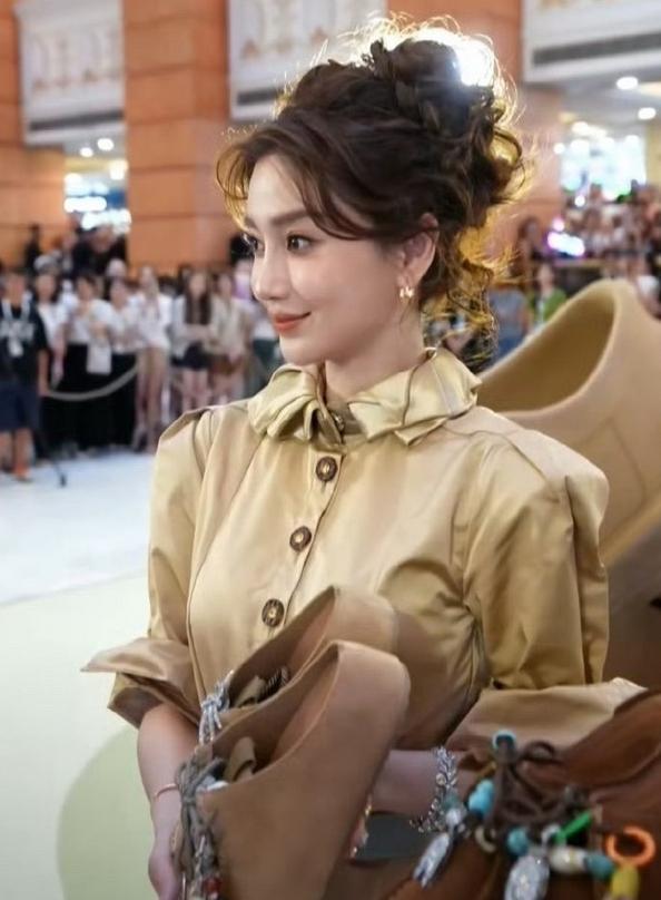 杨颖近照状态你给打几分？复古又时尚，华贵又俏皮，美到粉丝词穷