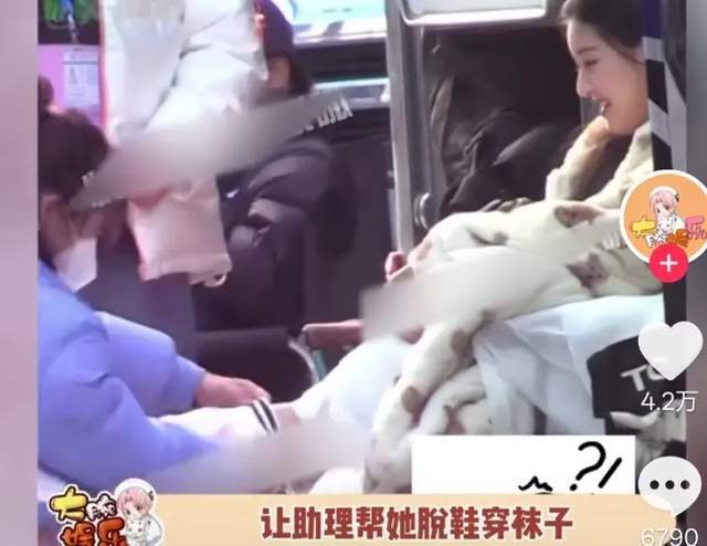 赵露思指责公司去旅游不照顾她，被扒曾让助理穿袜子徒手接口香糖