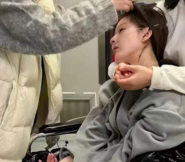 赵露思指责公司去旅游不照顾她，被扒曾让助理穿袜子徒手接口香糖