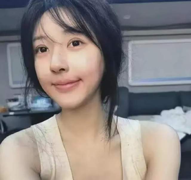 赵露思指责公司去旅游不照顾她，被扒曾让助理穿袜子徒手接口香糖