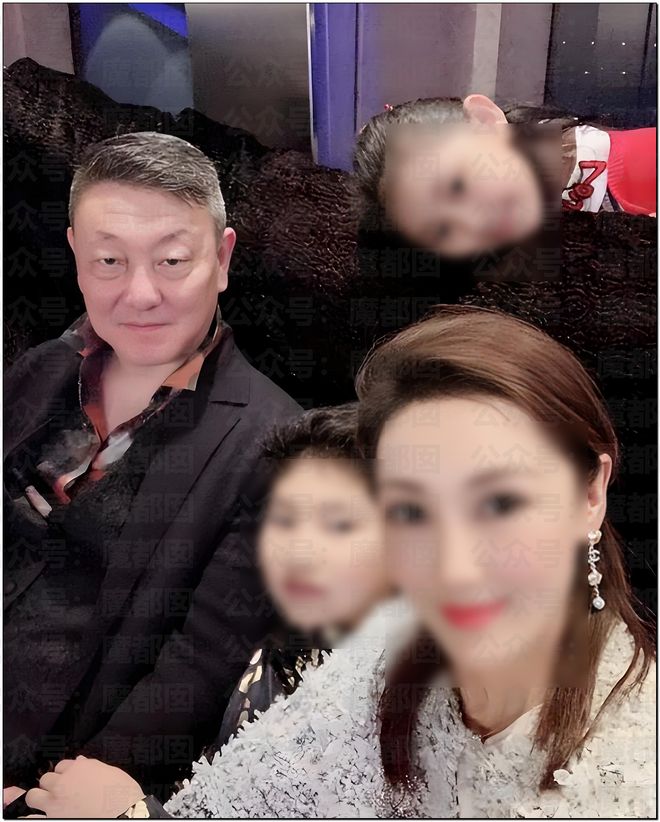 网传中国家喻户晓57岁传奇巨星歌手出轨致人怀孕还抢手机？