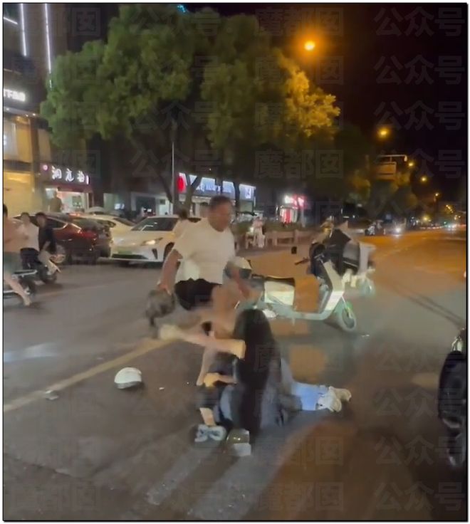 网传中国家喻户晓57岁传奇巨星歌手出轨致人怀孕还抢手机？