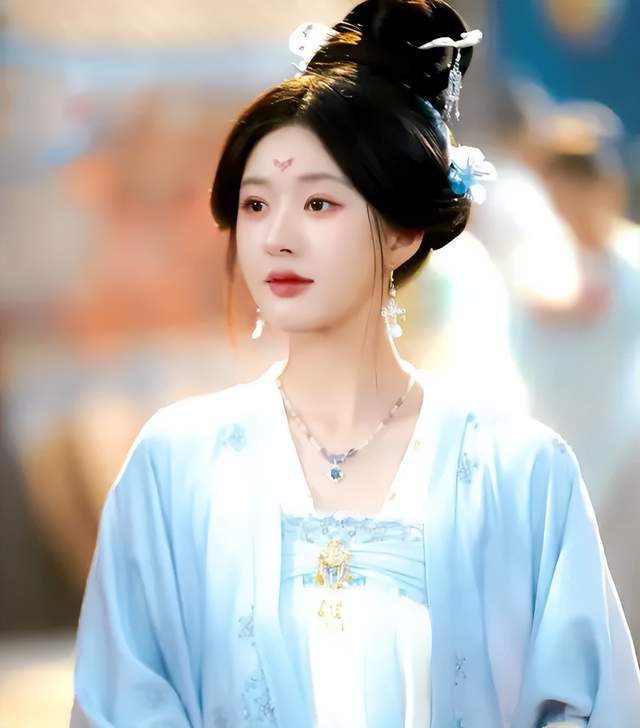 赵露思指责公司去旅游不照顾她，被扒曾让助理穿袜子徒手接口香糖