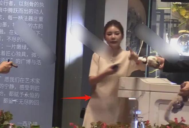 汪小菲三胎来了？马筱梅穿连衣裙小腹隆起，男方当面抽烟没躲避