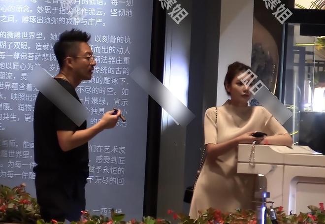 汪小菲三胎来了？马筱梅穿连衣裙小腹隆起，男方当面抽烟没躲避