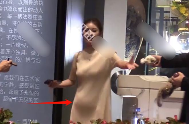 汪小菲三胎来了？马筱梅穿连衣裙小腹隆起，男方当面抽烟没躲避