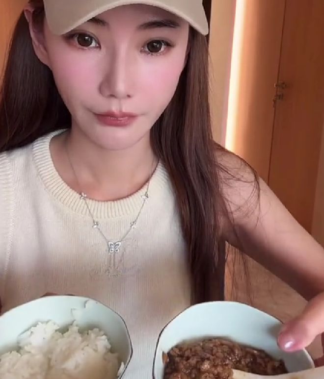 汪小菲三胎来了？马筱梅穿连衣裙小腹隆起，男方当面抽烟没躲避