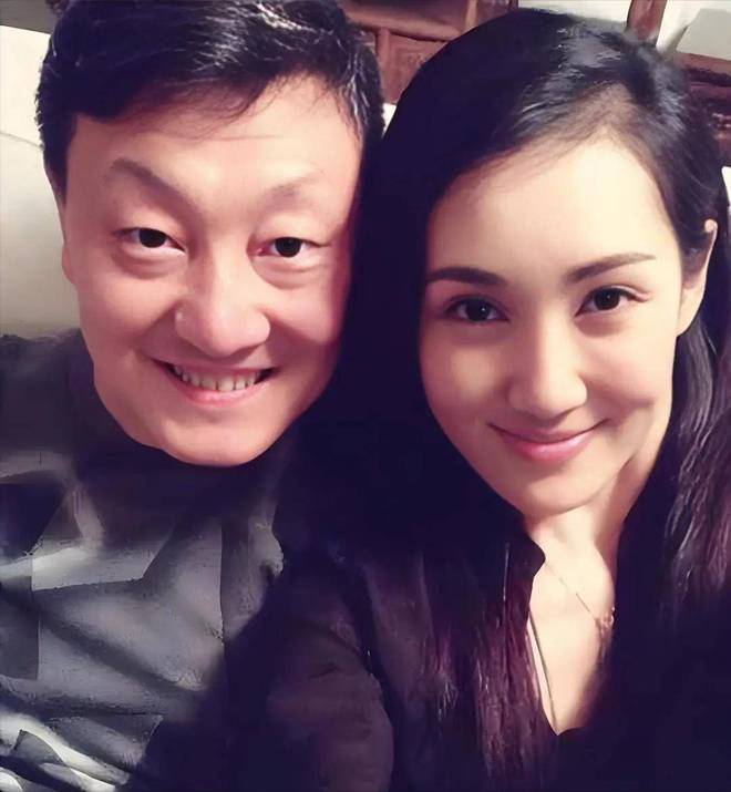 韩磊夫妇否认出轨，爆料人发声道歉，直言自己农村出身，无力对抗