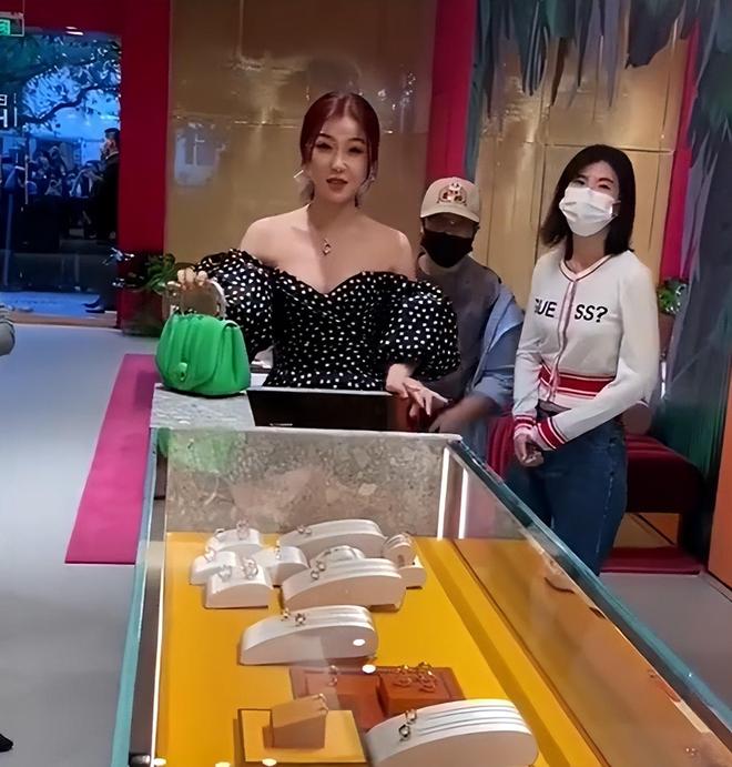 虞书欣风波涉及国有资产！家中资产来源不明，没红之前就开上豪车