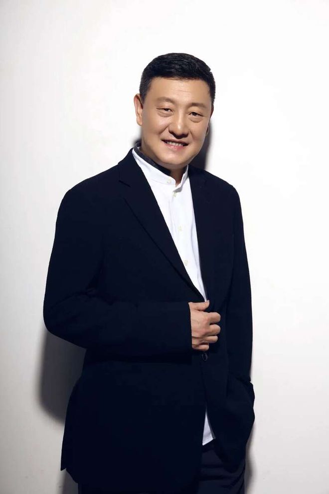 韩磊头版一日游：一场全员在线的八卦剧！