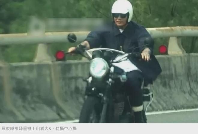 具俊晔七夕到墓地陪伴大S，反光暴露他亲自摆拍，台媒还帮着掩盖