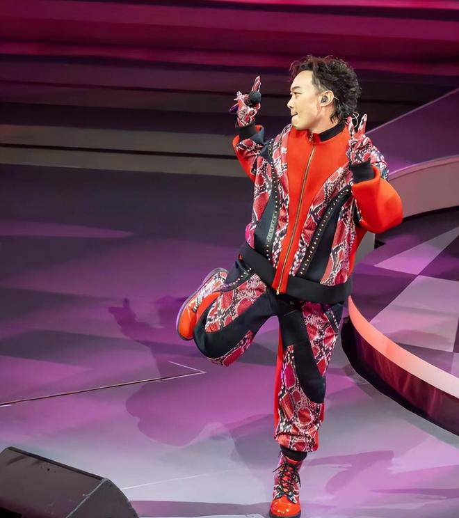 陈奕迅父亲被扒！因贪污坐牢6年，出狱后高调亮相儿子演唱会