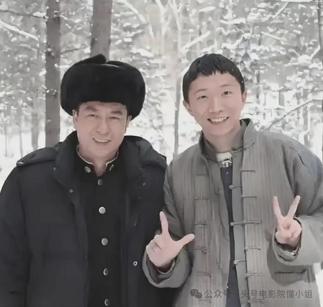 张嘉益13年前身边的男孩，火了！《生万物》里坏透，《归队》换脸