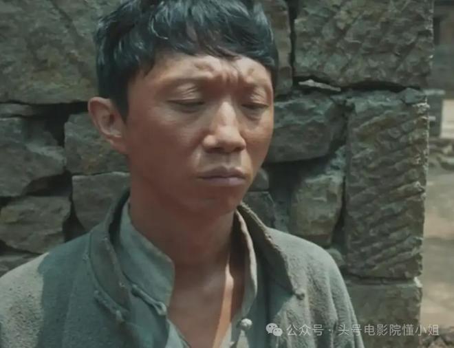 张嘉益13年前身边的男孩，火了！《生万物》里坏透，《归队》换脸