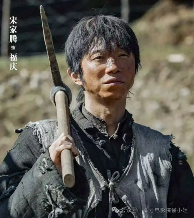 张嘉益13年前身边的男孩，火了！《生万物》里坏透，《归队》换脸