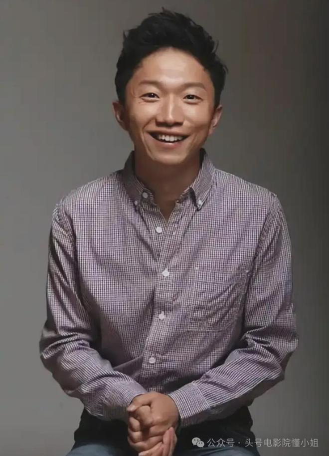 张嘉益13年前身边的男孩，火了！《生万物》里坏透，《归队》换脸