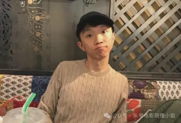 张嘉益13年前身边的男孩，火了！《生万物》里坏透，《归队》换脸