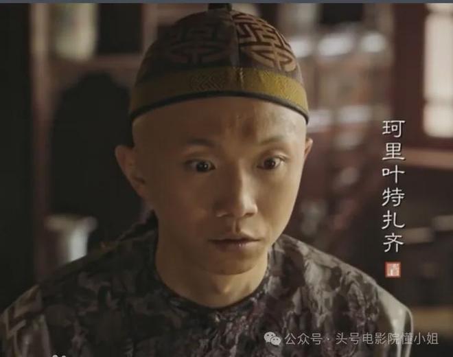 张嘉益13年前身边的男孩，火了！《生万物》里坏透，《归队》换脸
