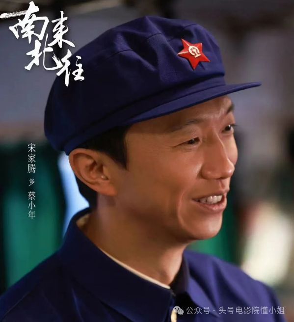 张嘉益13年前身边的男孩，火了！《生万物》里坏透，《归队》换脸