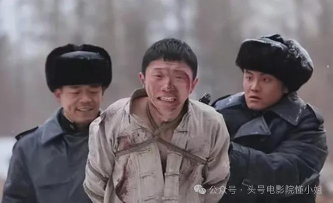 张嘉益13年前身边的男孩，火了！《生万物》里坏透，《归队》换脸