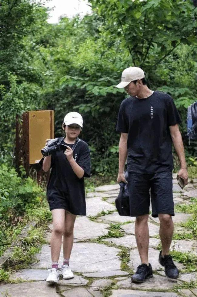 清华毕业不上班，养个女儿不上学，如今他把日子过成了这样……