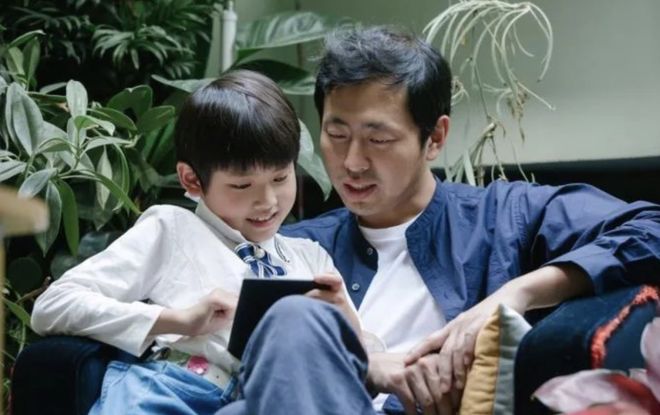 清华毕业不上班，养个女儿不上学，如今他把日子过成了这样……