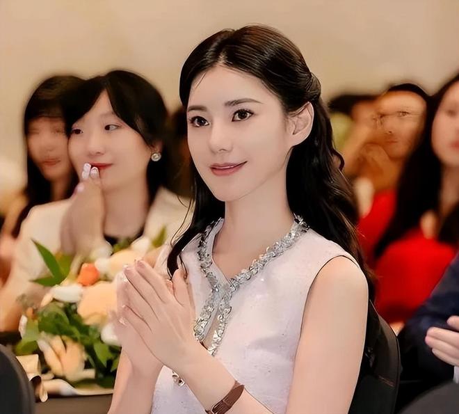 冯绍峰与新女友又被拍了！​女方撞脸马筱梅，还疑似被前任内涵