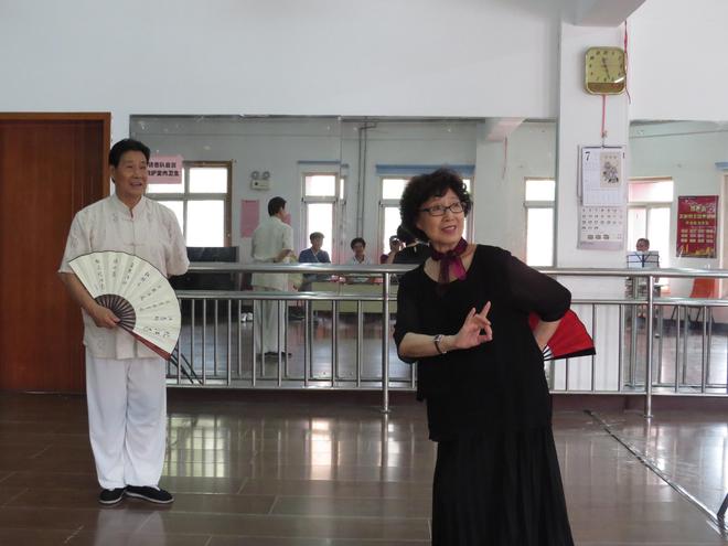 那些涌向电影院的中年人，在陈佩斯的《戏台》中寻找自己