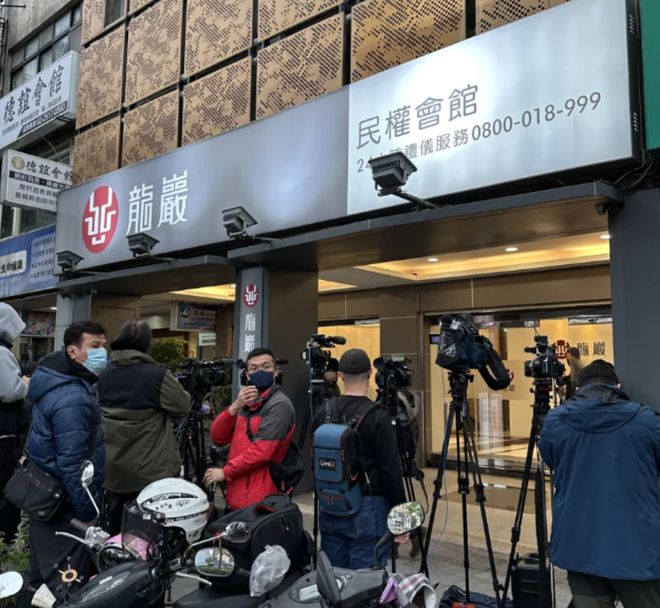 大S骨灰安置家中，家属六神无主未设灵堂，还是王伟忠拿主意包机