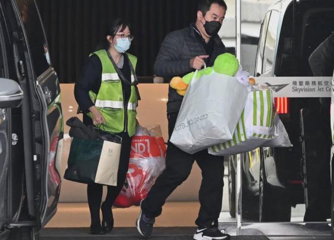 大S骨灰安置家中，家属六神无主未设灵堂，还是王伟忠拿主意包机